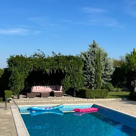 Garden 2 Bedroom With Pool Near To Sunny Alekszandrovo