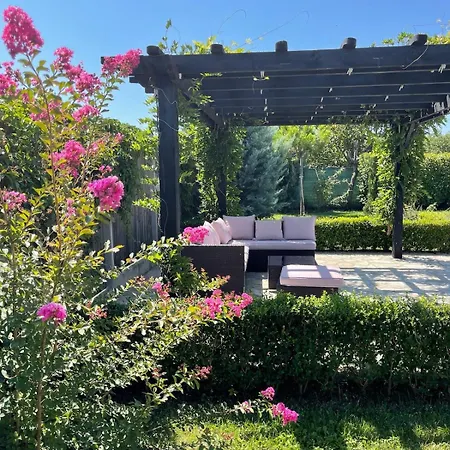 Garden 2 Bedroom With Pool Near To Sunny Alekszandrovo